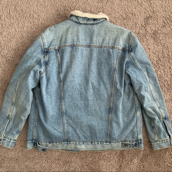 SOLD!! Levi’s Men's Denim Sherpa Lined Trucker Jacket - Picture 4 of 7